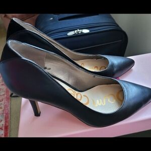 Black leather and suede pumps